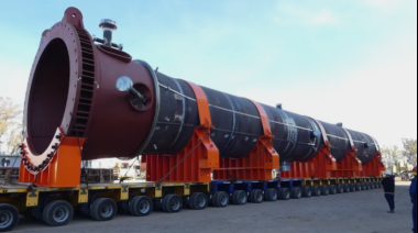 Megaoperativo en Mendoza: trasladan el reactor más pesado del país desde IMPSA hasta la refinería de YPF