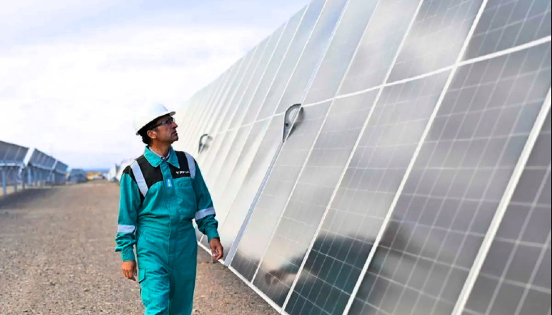 Parque Solar El Quemado: YPF Luz instaló con éxito la primera fila de paneles, clave para el resto del equipamiento