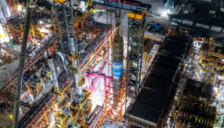 Combustibles más limpios: Quedó instalado en Luján de Cuyo el reactor de YPF que elimina compuestos sulfurados