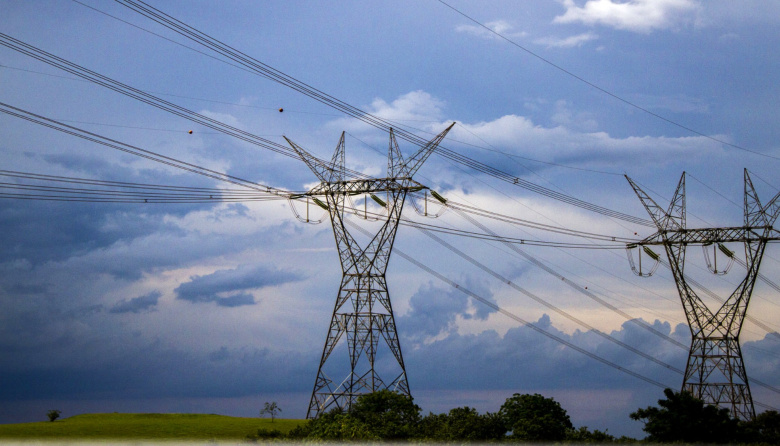 Cuatro gigantes energéticos compiten por quedarse con Transener, la transportadora eléctrica más importante del país
