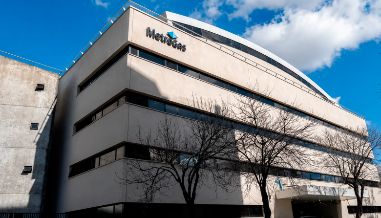 YPF vende Metrogas a Edenor por US$ 780 millones y acelera su estrategia para concentrarse en Vaca Muerta