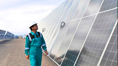 Parque Solar El Quemado: YPF Luz instaló con éxito la primera fila de paneles, clave para el resto del equipamiento