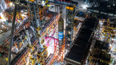 Combustibles más limpios: Quedó instalado en Luján de Cuyo el reactor de YPF que elimina compuestos sulfurados