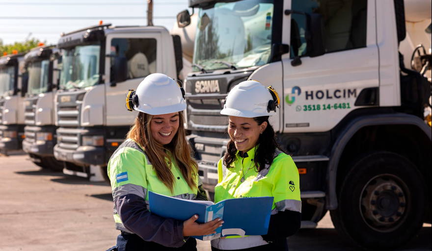 Holcim Argentina propone ConduActoras, un programa para integrar a mujeres en el transporte de carga